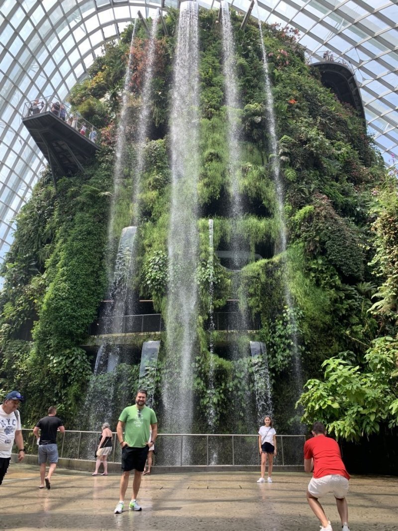 Сказочный водопад в Сингапуре
