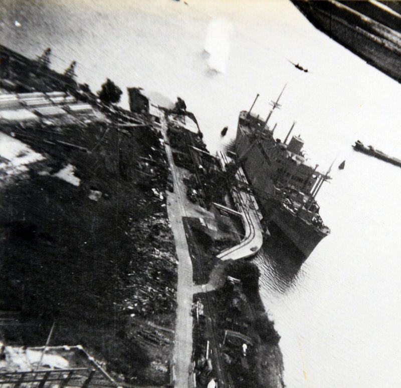 Атака судна "Нордам", захваченного немцами, недалеко от Роттердама. "Бленхейм" (на фото расположенный чуть выше мачты), нанес прямой удар по судну