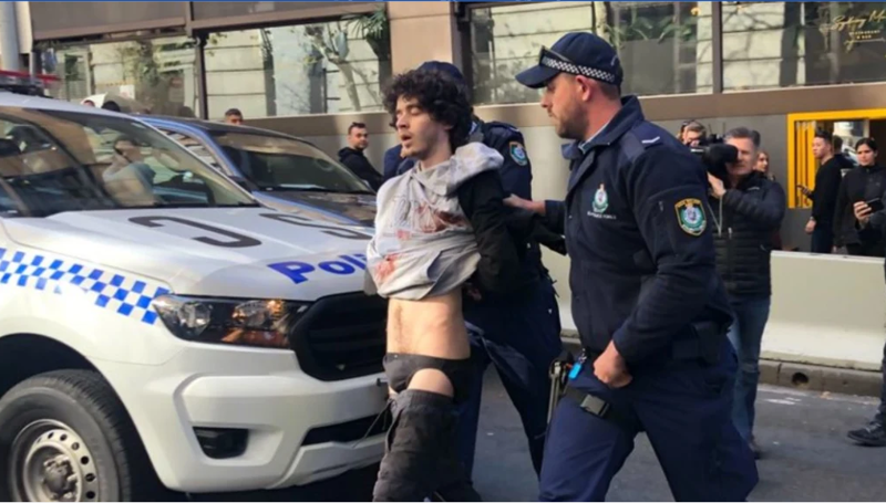 Размахивал мачете и кричал "Аллах Акбар": в Сиднее при помощи стула и ящика задержали убийцу
