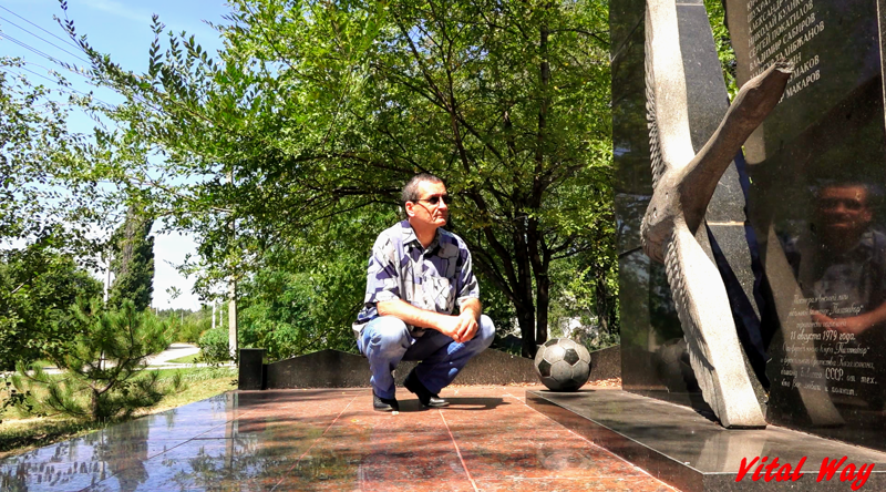 У памятника "Пахтакору" в селе Куриловка (Днепропетровская область) Украина