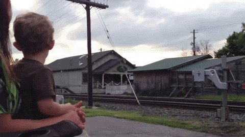 Малыш понимает, что его папа ведет поезд