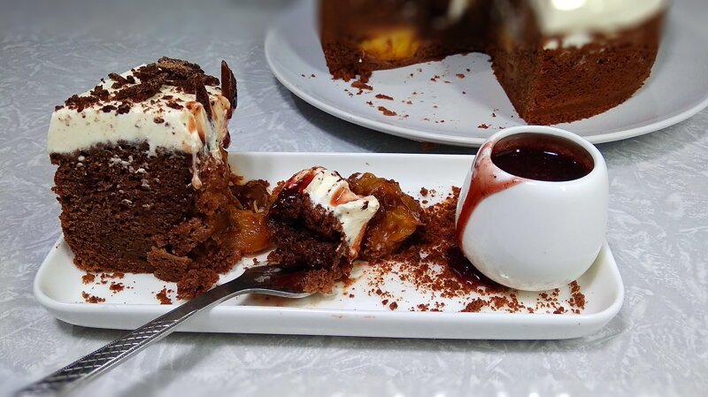 Шоколадный пирог с персиками и нежным кремом