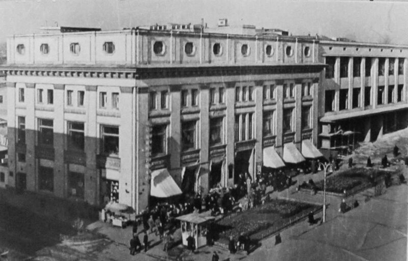 1980 год. Здание центрального универмага, улица Ленина, 12.  Автор съёмки: Ю. Авдюшин.