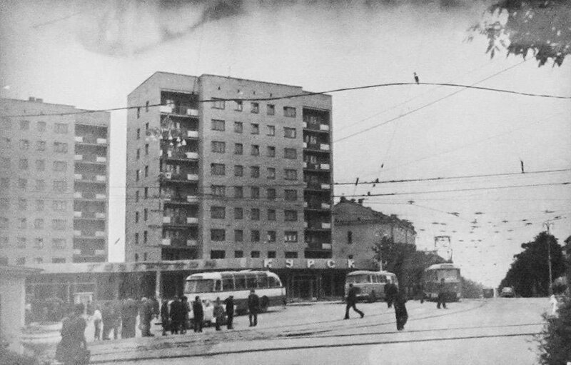 Май 1973 года. Вид на пл. Перекальского и ул. Ленина.  Автор съёмки: А. Шеховцов.