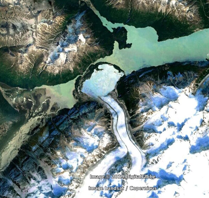 9. Вода из ледника стекает в горное озеро