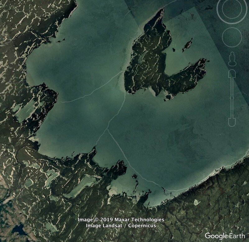 8. Замёрзшее озеро в Канаде. Белые линии — это трещины на льду
