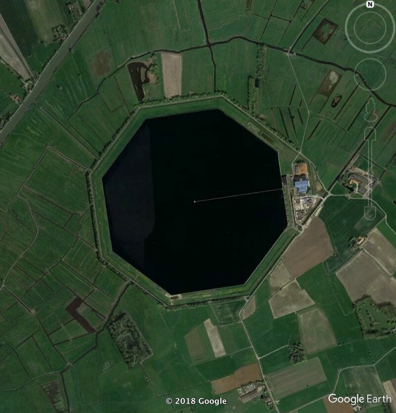7. "Водохранилище в Бельгии. Никогда раньше не видел восьмиугольный пруд. И зачем он им такой?"