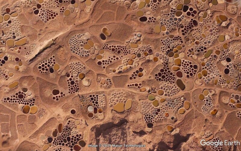 Геолог исследует снимки Земли со спутника и делится находками удивительных и странных мест