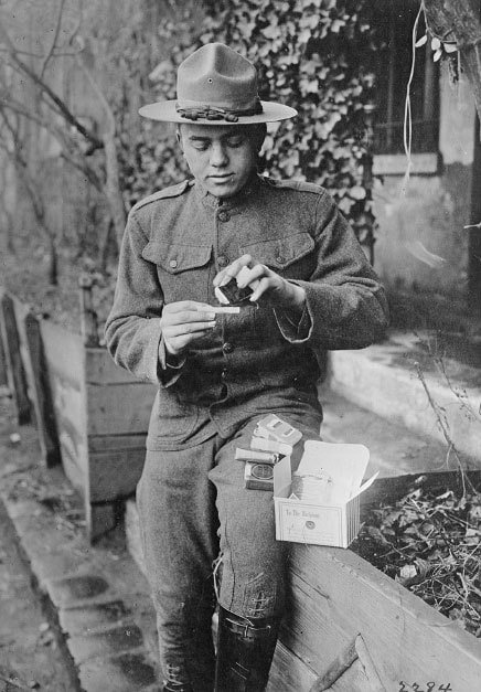 Солдат открывает новогоднюю шкатулку Красного Креста, 1917 год