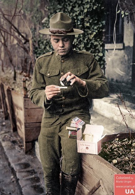 Солдат открывает новогоднюю шкатулку Красного Креста, 1917 год