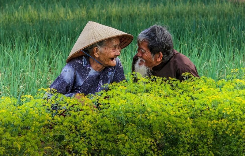 1. Пожилая пара во Вьетнаме