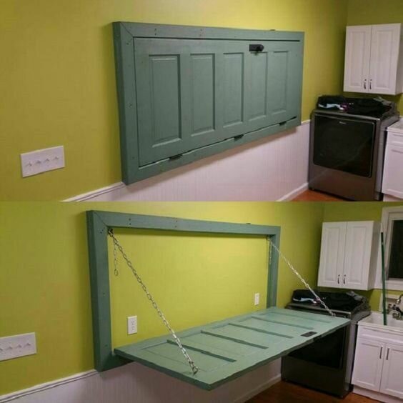 6. Дверь в маленькой кухне превращается в откидной стол