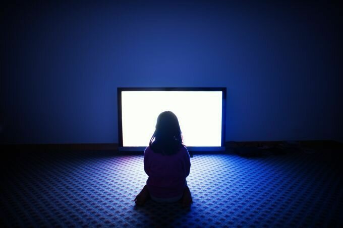 2. Просмотр телевизора или чтение в темноте не влияет на ваше зрение