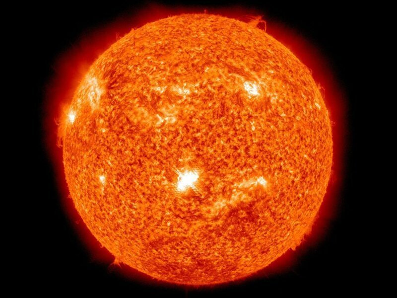 6. Фотону требуется в среднем 200 000 лет, чтобы пройти от ядра Солнца до поверхности, а затем чуть более 8 минут от поверхности Солнца до вашего глазного яблока
