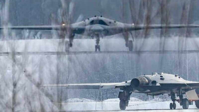 Минобороны опубликовало расширенное видео полёта БПЛА "Охотник" в сопровождении истребителя Су-30СМ