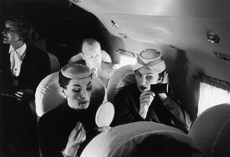 Модели наносят макияж во время полёта в Шотландию на показ Christian Dior. Слева Люси Даофарс, 21 мая 1955 года.