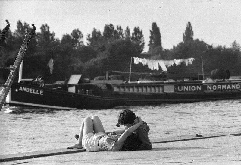 «Французский поцелуй». На берегу Сены в Париже, 11 августа 1952 года.