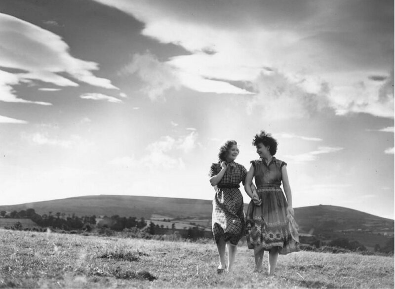 Ирландские девушки на своей последней прогулке возле дома в Килтернане, графство Дублин, перед поездкой в Великобританию на поиски работы. 8 октября 1955 года.