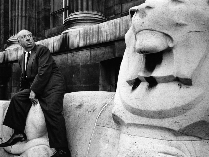 Альфред Хичкок возле Британского музея. Лондон, 29 января 1955 года.