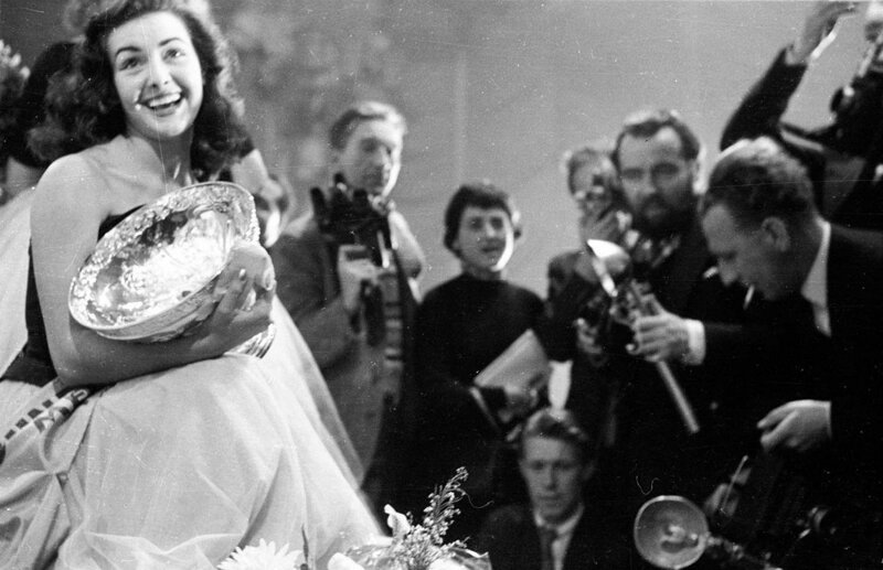 Мисс Франции Дениз Перье празднует победу в конкурсе красоты «Мисс Мира», 7 ноября 1953 год.