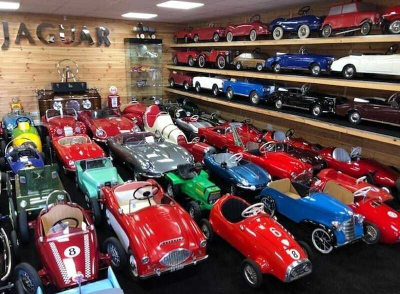 Крупнейшая коллекция копий старинных автомобилей продается за £200 000