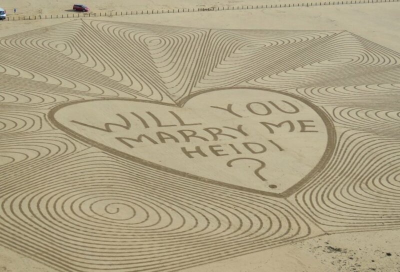 Романтик сделал предложение своей любимой с помощью 25-метрового послания