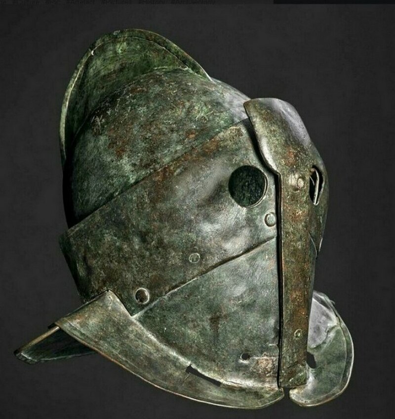 Шлем гладиатора-секутора, найден в гладиаторских казармах в Помпеях, I век н.э. 