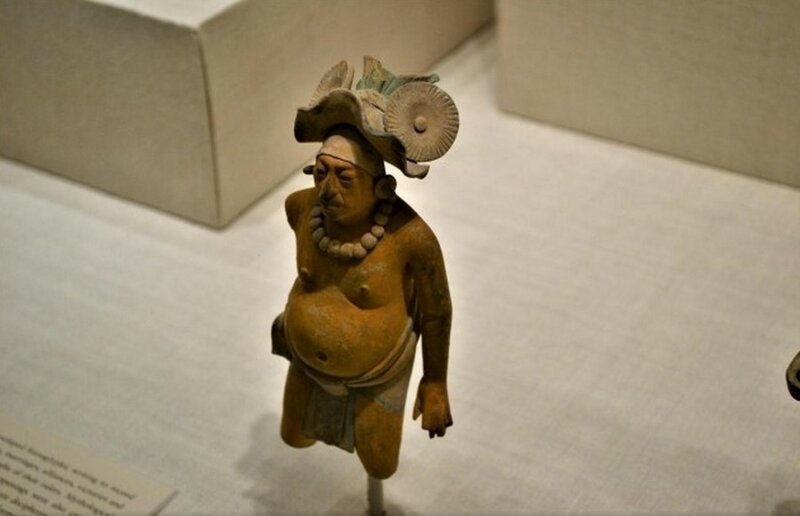 Статуэтка стоящего мужчины майя из Джайны, Кампече, Мексика, 650-800 гг. н.э .