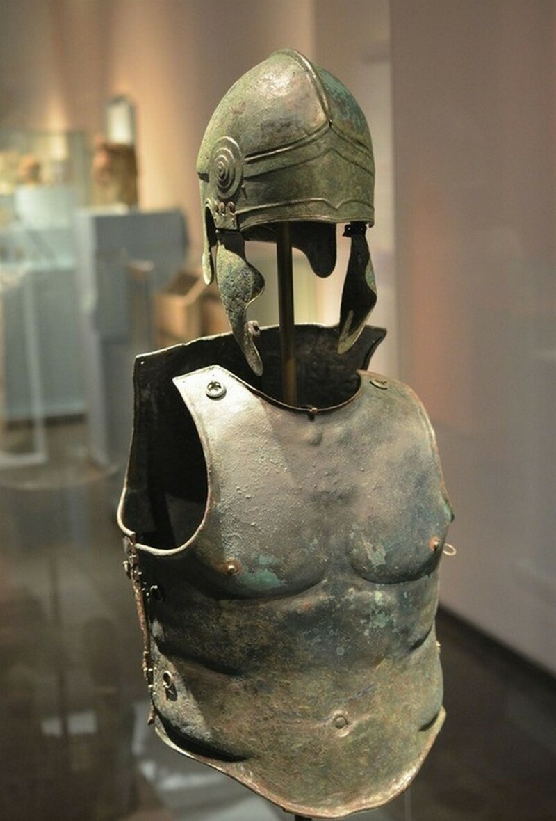 Шлем в халкидском стиле и  кираса-паноплия греческого воина, бронза, 340-330 гг до н.э. 