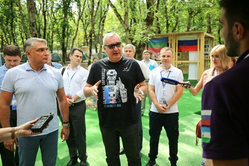 В Пятигорске робот станцевал лезгинку перед Рогозиным