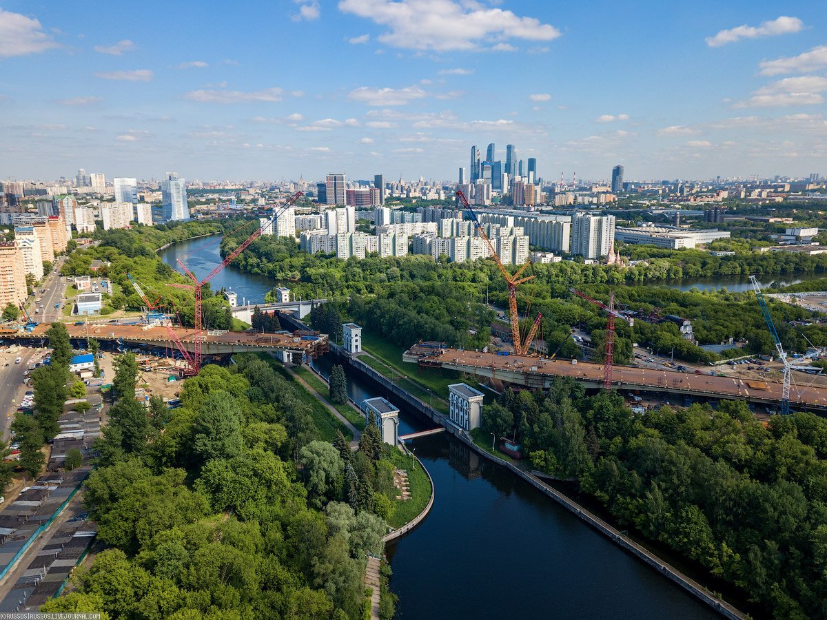 New moscow. Новый Карамышевский мост в Москве. Карамышевская набережная мост. Карамышевская набережная Москва. Хорошево Мневники вид на Карамышевскую набережную.