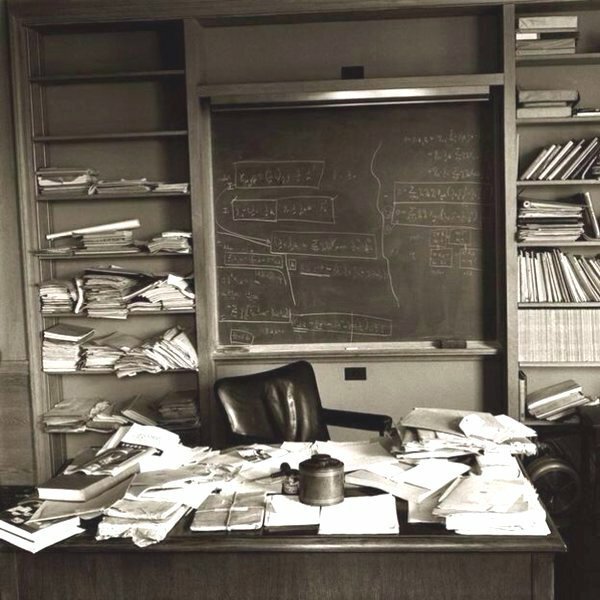 10. Письменный стол Альберта Эйнштейна на следующий день после его смерти 18 апреля 1955 года