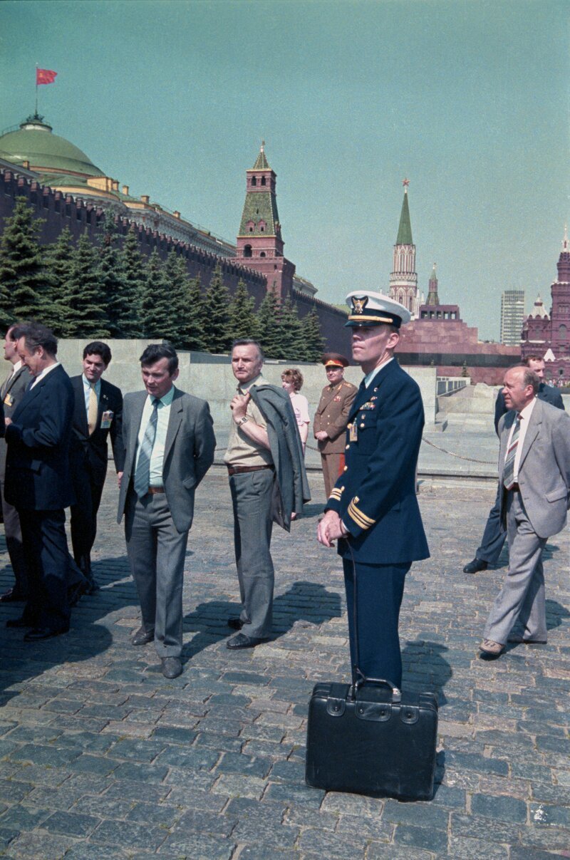 Лейтенант–коммандер Вуди Ли на Красной площади с "ядерным чемоданчиком" во время визита Рональда Рейгана в СССР, 1988 год, Москва