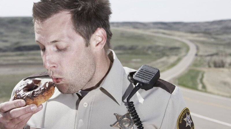 Почему полицейские едят пончики?