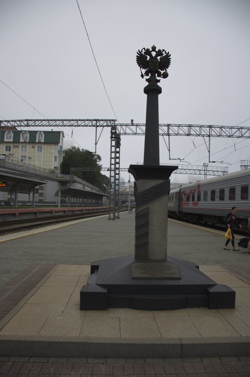 Верстовой столб на перроне Приморского вокзала
