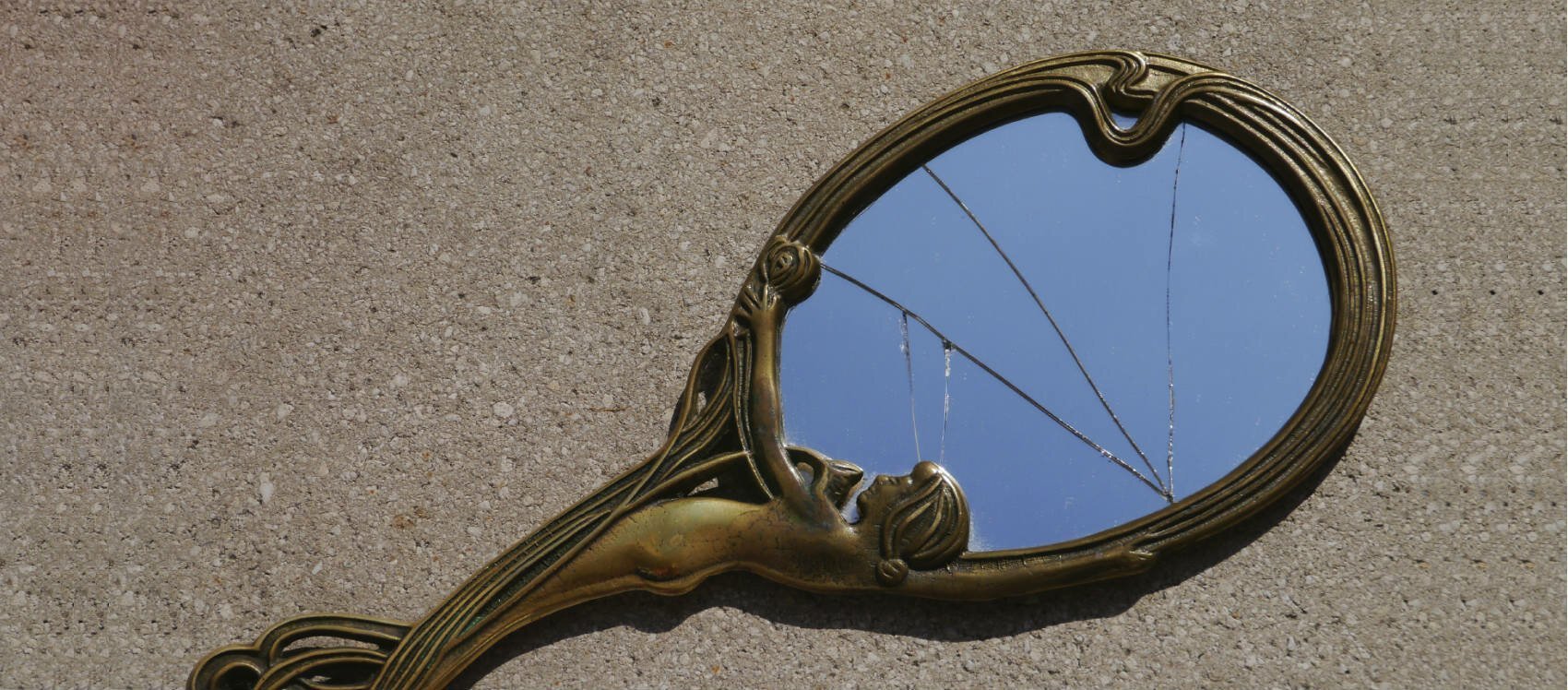 Разбитые зеркала во сне к чему снится. Разбитое зеркало. Разбитое зеркало примета. Треснутое зеркало. Разбитое зеркало суеверия.