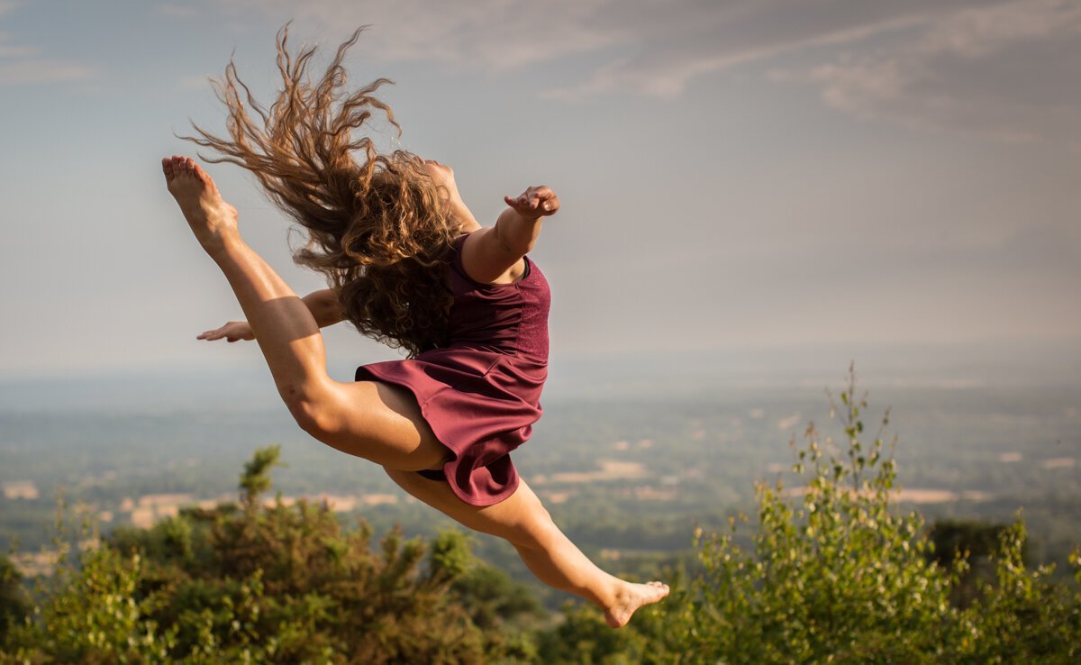 Фото девочка прыгает