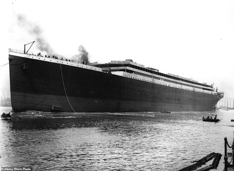 "Титаник", построенный в Белфасте на верфи "Harland & Wolff", затонул после столкновения с айсбергом во время своего первого рейса из Саутгемптона в Нью-Йорк в 1912 году