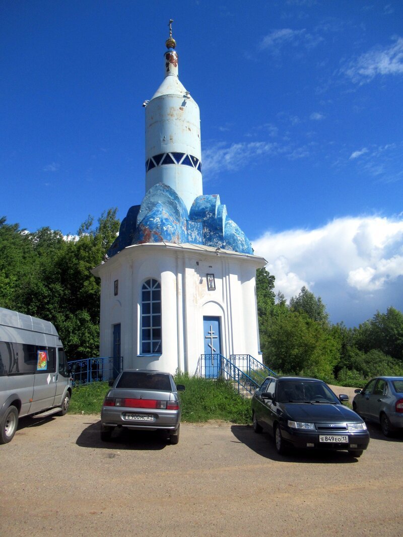 В Чебоксарах есть микрорайон Байконур, в котором есть улица Академика Королёва, на которой есть православная часовня Георгия Победоносца, построенная в форме ракеты