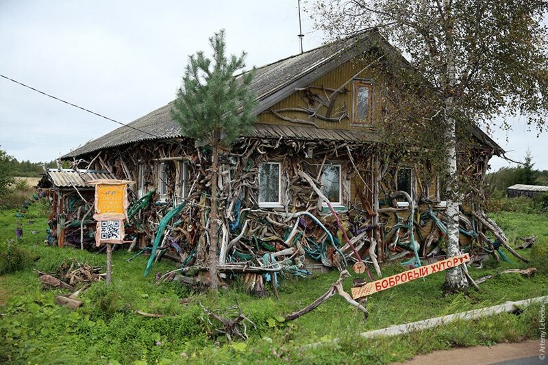 Златоуст, Челябинская обл - база отдыха Бобровый хутор - сюда люди приносят найденные коряги, прислоняют их к дому и теперь дом выглядит так.