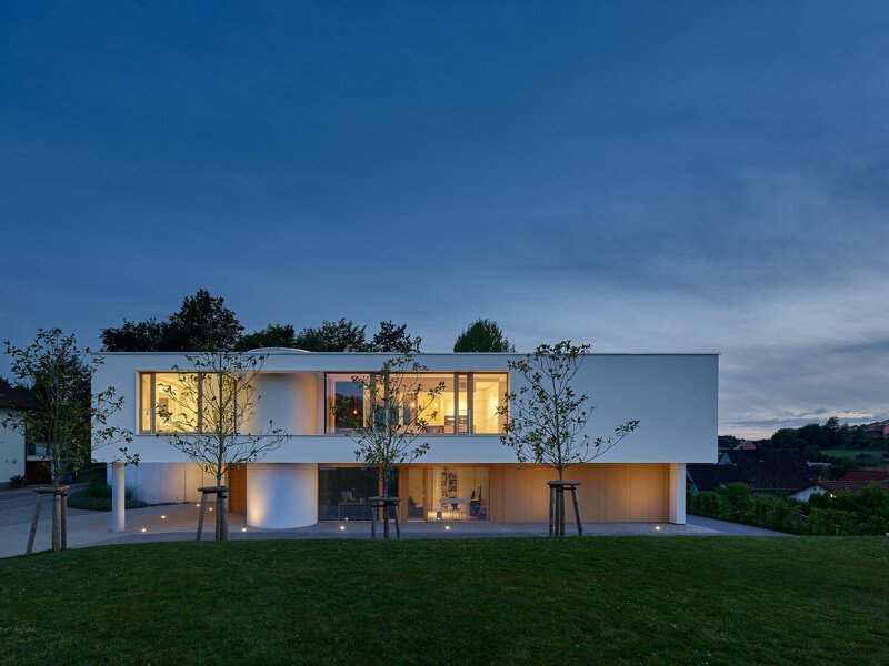 архитектура домов может быть любой, но наиболее эффектно смотрятся консольные дома (стилей минимализм и хай-тек)