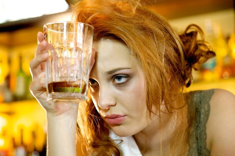 Взаимосвязь головной боли после употребления спиртного и пустого желудка