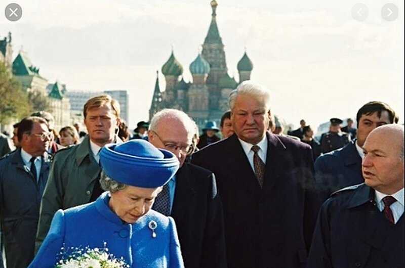 Борис Ельцин проводит экскурсию по Красной Площади королеве Великобритании Елизавете II.
