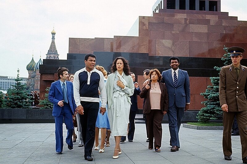 Мохаммед Али и его третья жена Вероника после посещения Мавзолея Ленина в Москве