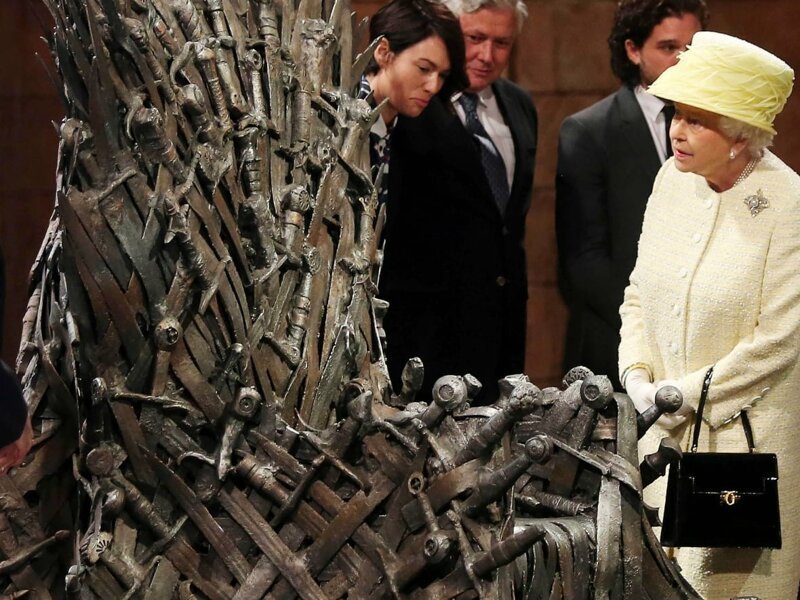 15. Королева Елизавета II  на съемочной площадке «Игры престолов»