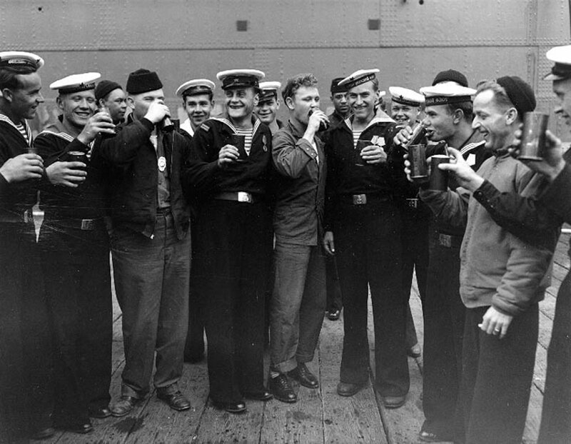 Советские и американские моряки празднуют капитуляцию Японии, 15 августа 1945 года. 