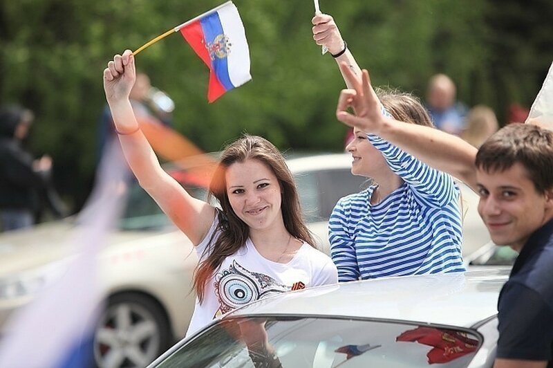Праздник с размахом: день государственного флага отмечают по всей России
