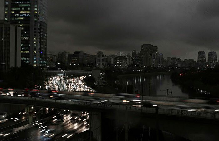Днем в понедельник самый населенный город Бразилии накрыла тьма