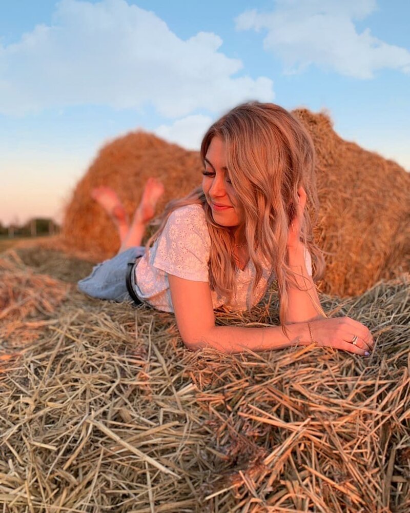 В сене на 1 голову. Фотосессия со стогом сена. Девушка на сене. Идеи для фотосессии с сеном. Фотосессия на сене в поле.