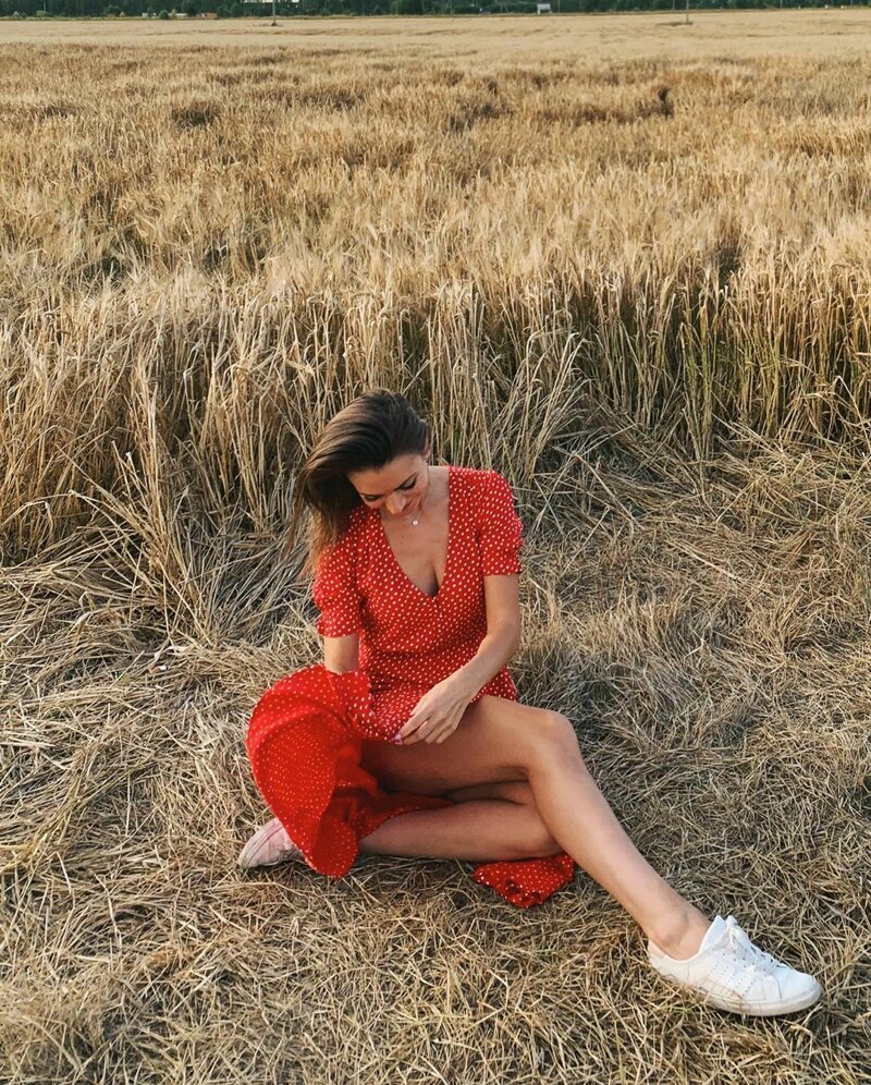 На сене лежит сама. Девушки на сеновале. Девушка на сене. Фотосессия на сене. Красивые девушки на сене.